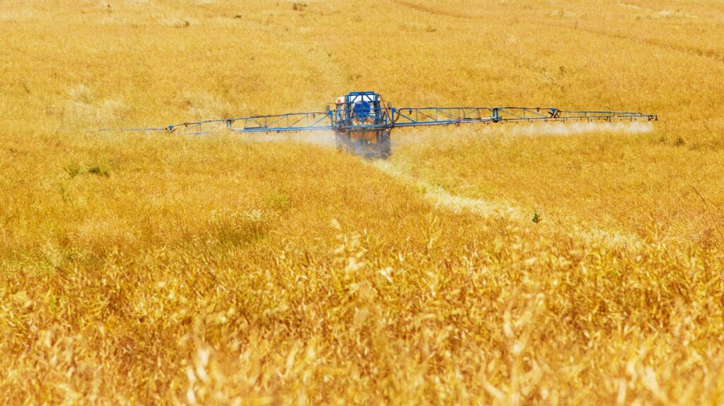 Il nemico invisibile: difendersi dal pericolo quotidiano dei pesticidi - Apoteca Natura
